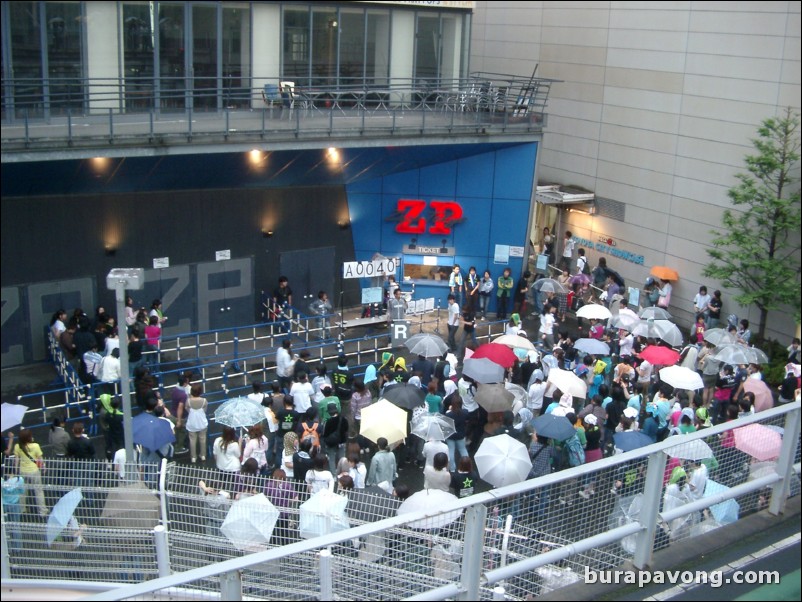 Crowds gathering to see Remioromen live at Zepp Tokyo.