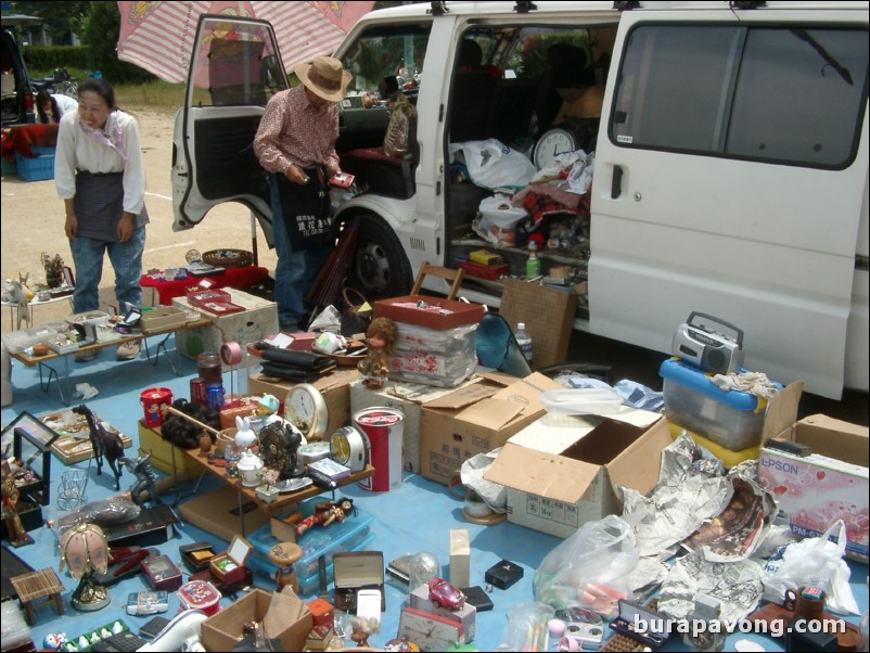 Flea market in Rinku Town.