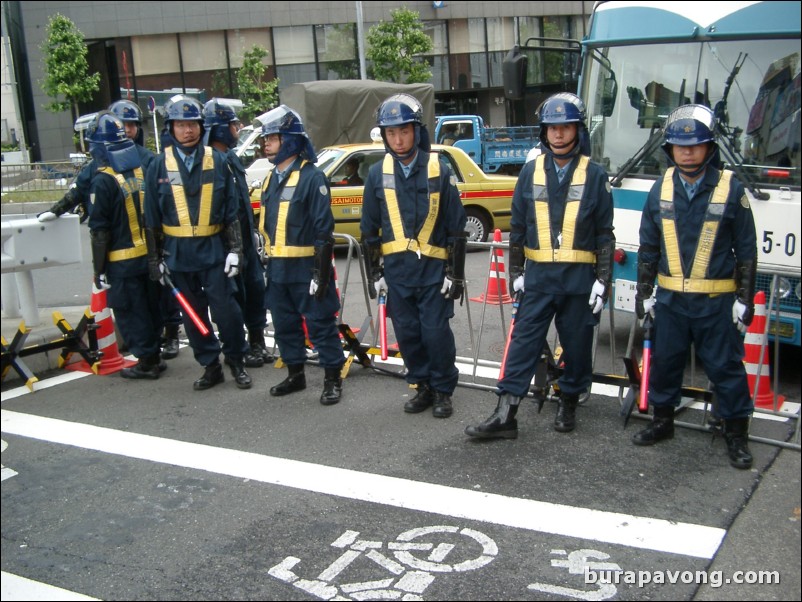 Police preparing for a clash between the Japanese right wing and Russian officials.